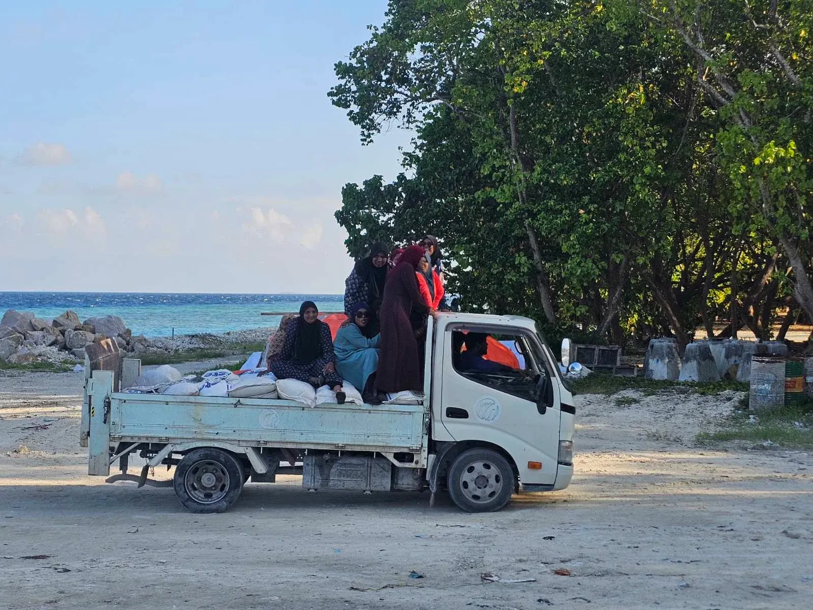 ފ. ނިލަންދޫ ފުޓްސަލް ދަނޑު މަރާމާތުކުރުމަށް މާލެއިން ގެނެސްފައިވާ ތަކެތި ގުދަންކުރުމުގެ މަސައްކަތުގެ ތެރެއިން...