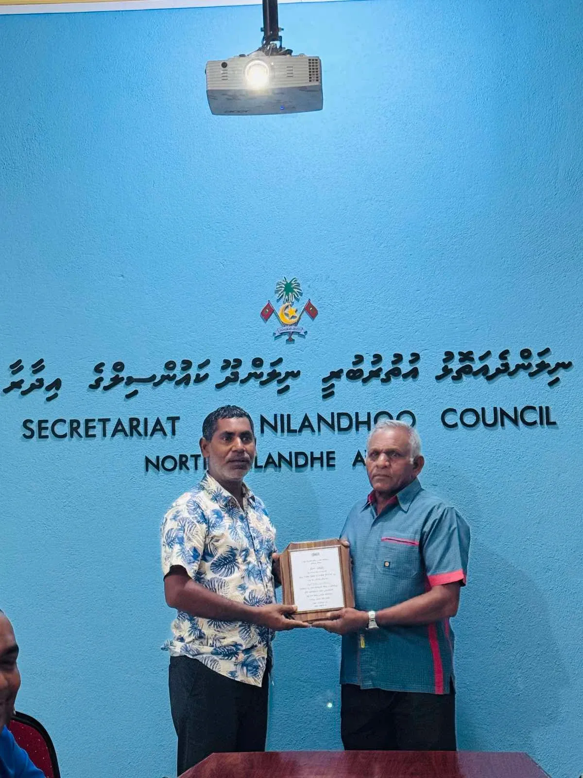 ކައުންސިލް އެސިސްޓެންޓް އިސްމާޢިލް ނަޝީމް ވަޒީފާއިން މުސްކުޅިކުރުން.