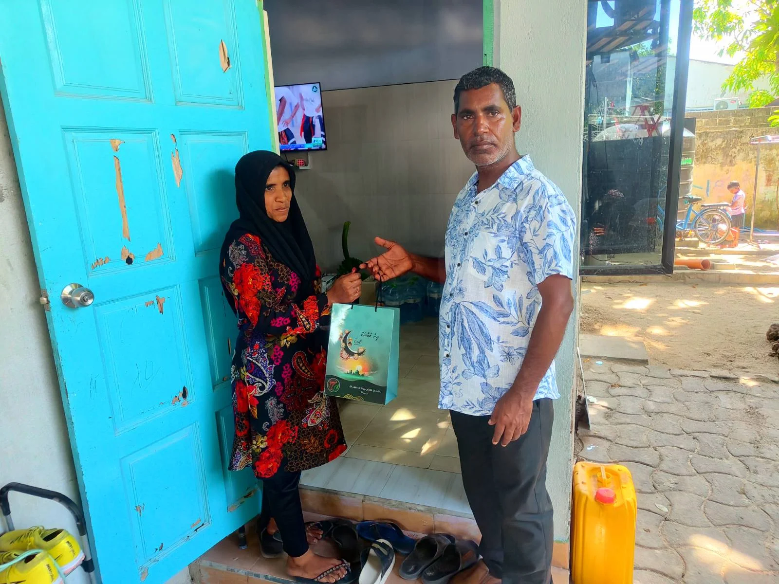 ޢީދު ހަދިޔާ ދިނުން