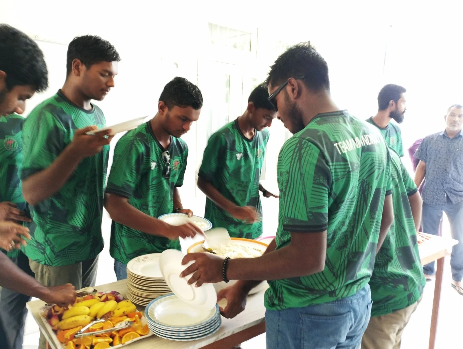 ފ. ވޮލީ މުބާރާތުގައި ނިލަންދޫ ތަމްސީލުކުރާ 02 ޓީމަށް ފ. ނިލަންދޫ ކައުންސިލްގެ ފަރާތުން ޚާއްޞަ ފަރިއްކޮޅެއް ދެއްވައިފި