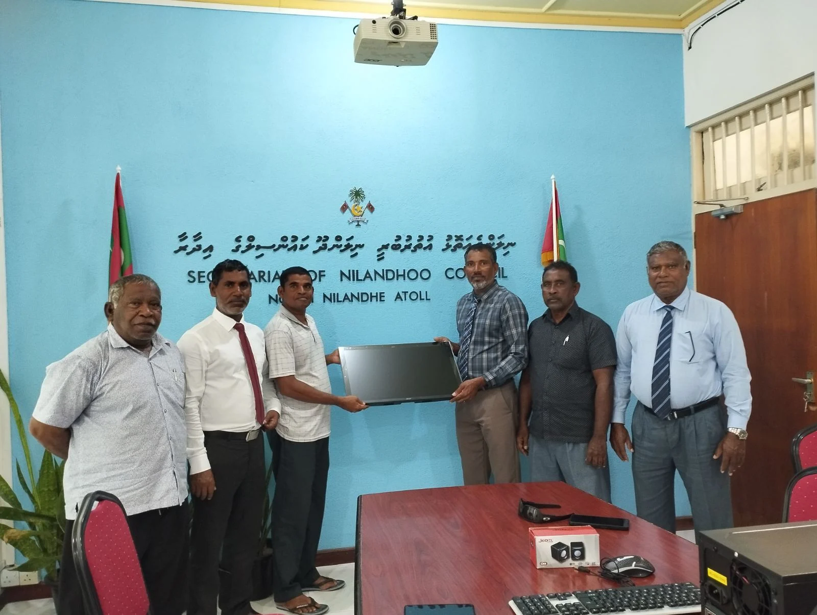 ފ. ނިލަންދޫ ޑޭލައިޓް ކުލަބަށް ކޮމްޕިއުޓަރ ސިސްޓަމެއް ހަދިޔާކޮށްފި.