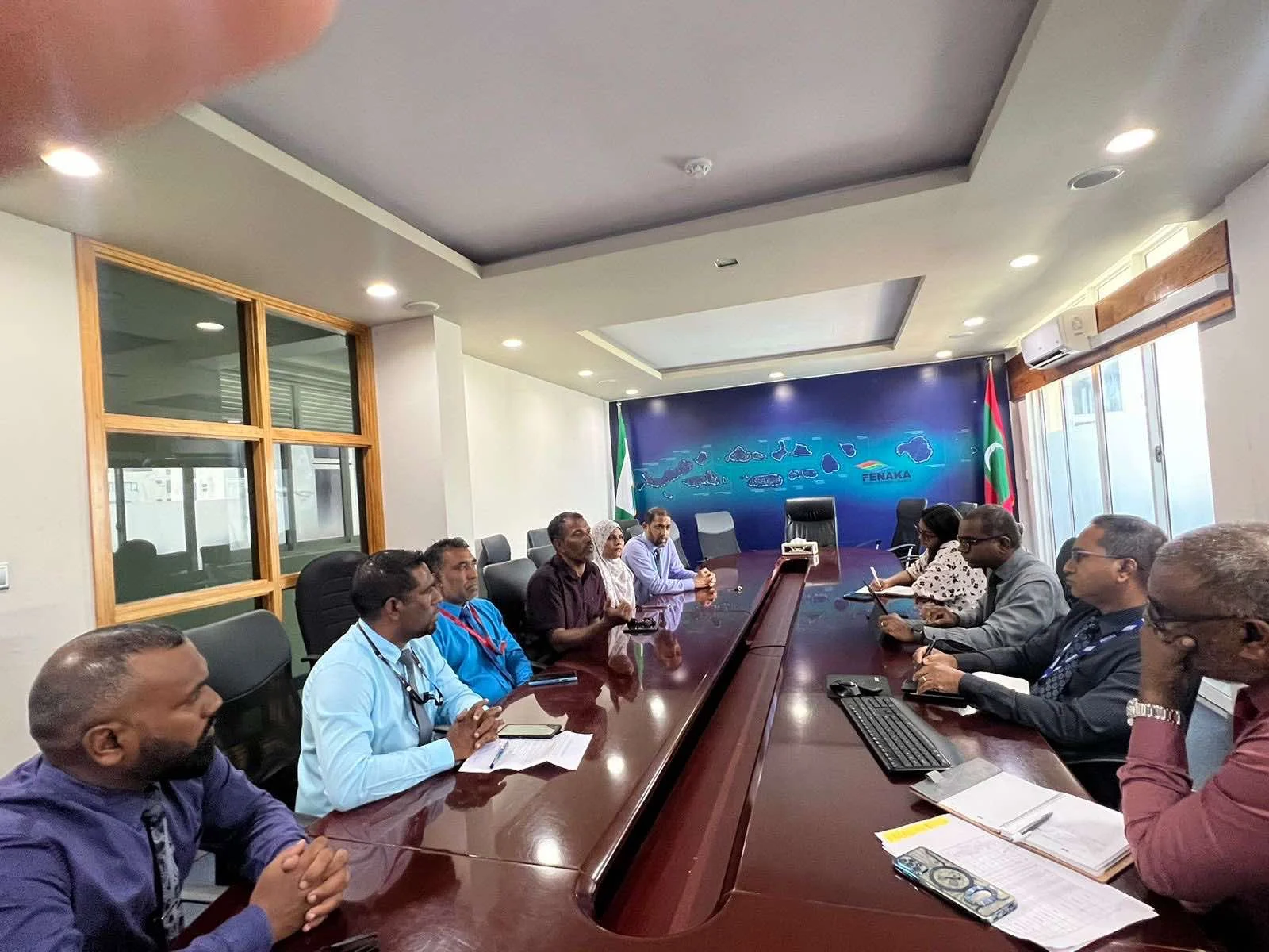 ފ. ނިލަންދޫގެ ކަރަންޓަށް ދިމާވެފައިވާ މައްސަލައަށް އަވަސް ހައްލެއް ހޯދުމަށްޓަކައި ފެނަކައިގެ  އިސްވެރިންނާއެކު މަޝްވަރާކޮށްފި