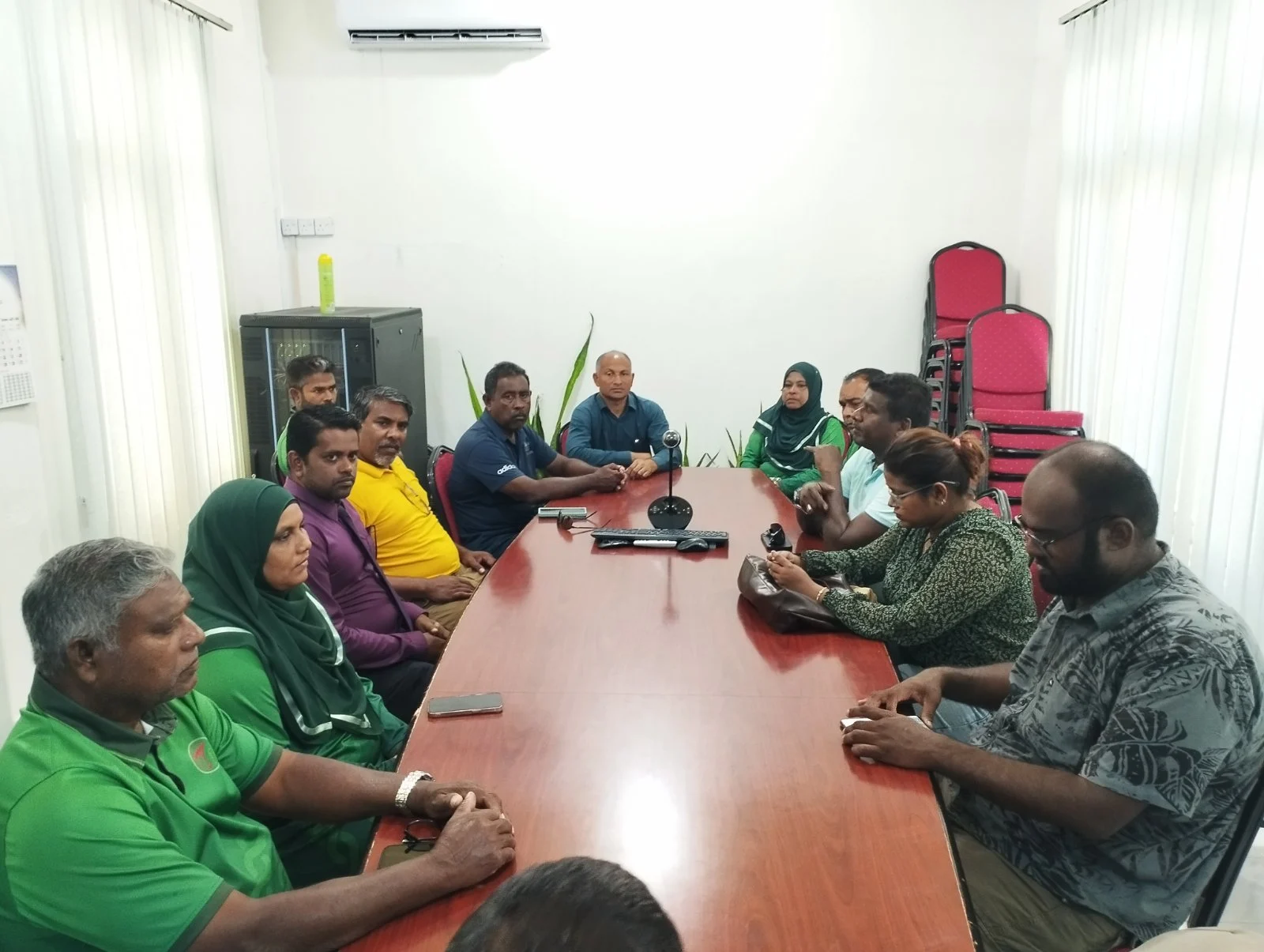ޢިމާރާތްކުރުމާ ބިނާރާއާބެހޭ ވުޒާރާގެ ފަރާތުން ނިލަންދޫއަށް ވަޑައިގެންއުޅުއްވާ ޓީމާ ނިލަންދޫ ކައުންސިލުން ބައްދަލުކޮށްފި.