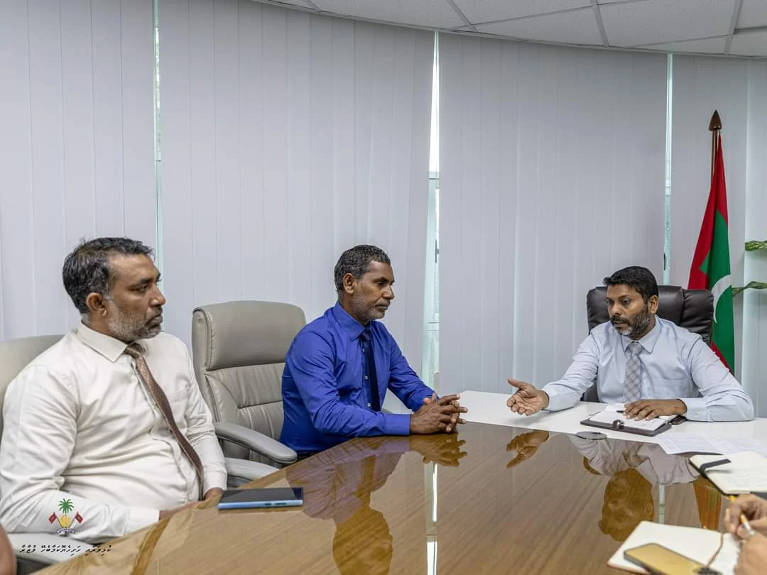 ނިލަންދޫގެ ކައުންސިލްގެ ރައީސް ރަސްމީ ދަތުރެއްގައި މާލެއަށް ވަޑައިގެންފި.