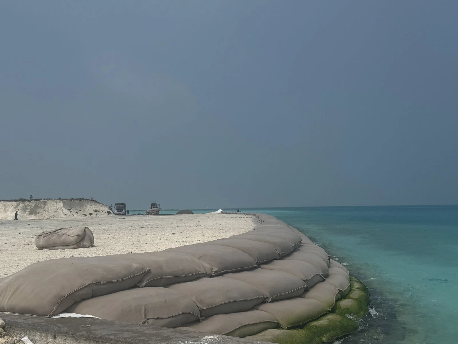 ރަށުގެ ގޮނޑުދޮށް ހިމާޔަތްކުރުމުގެ މަސައްކަތް ފަށައިފި.