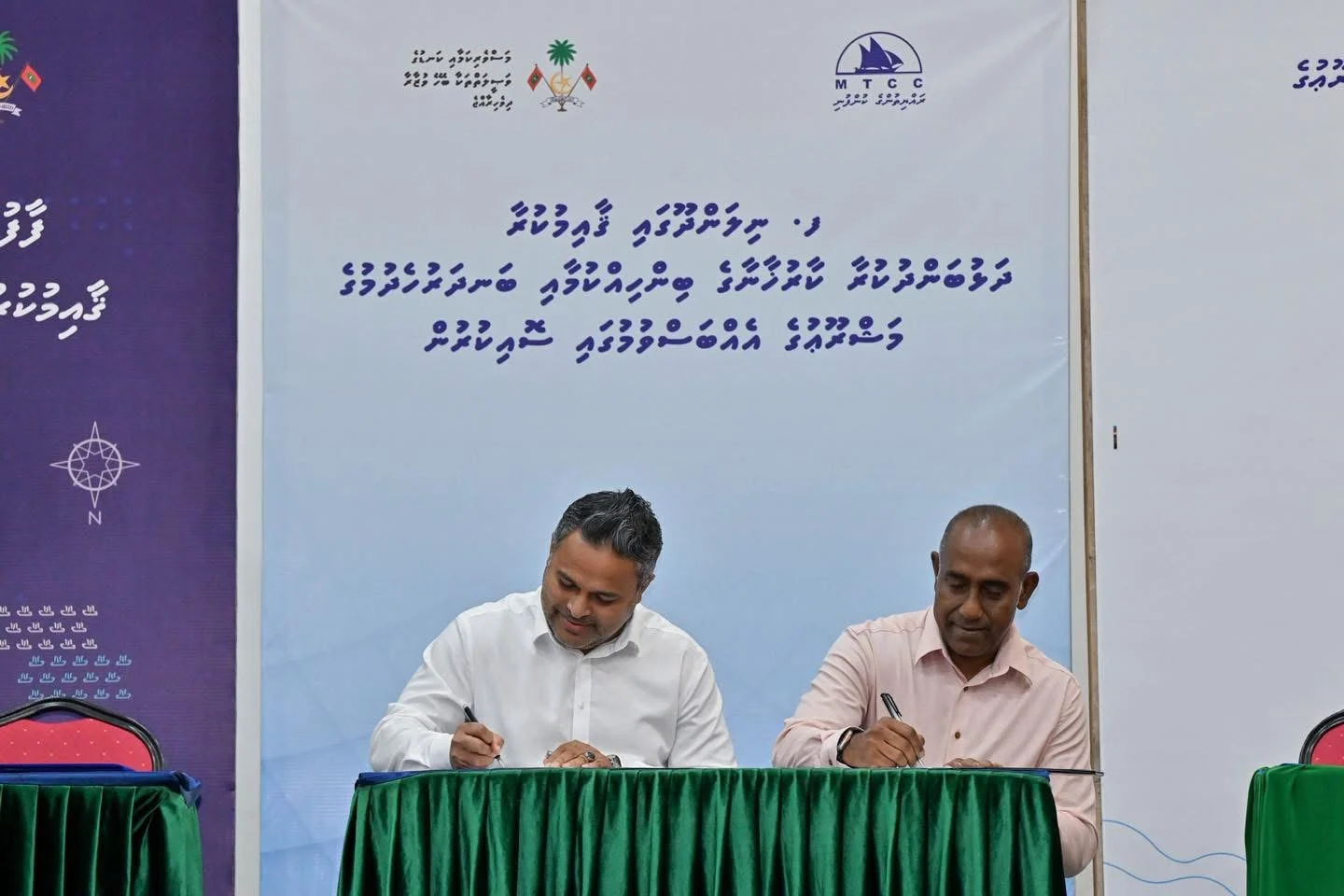 ފ.ނިލަންދޫގައި ޤާއިމްކުރާ ދަޅުބަންދުކުރާ ކާރުޚާނާގެ ބިންހިއްކުމާއި ބަނދަރު ހެދުމުގެ މަޝްރޫޢުގެ އެއްބަސްވުމުގައި ސޮއިކޮށްފި.