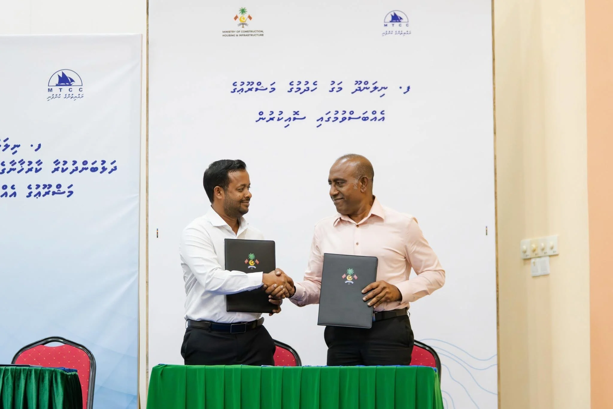 ފ. ނިލަންދޫ މަގުހެދުމުގެ މަޝްރޫޢުގެ އެއްބަސްވުމުގައި ސޮއިކުރައްވައިފި.