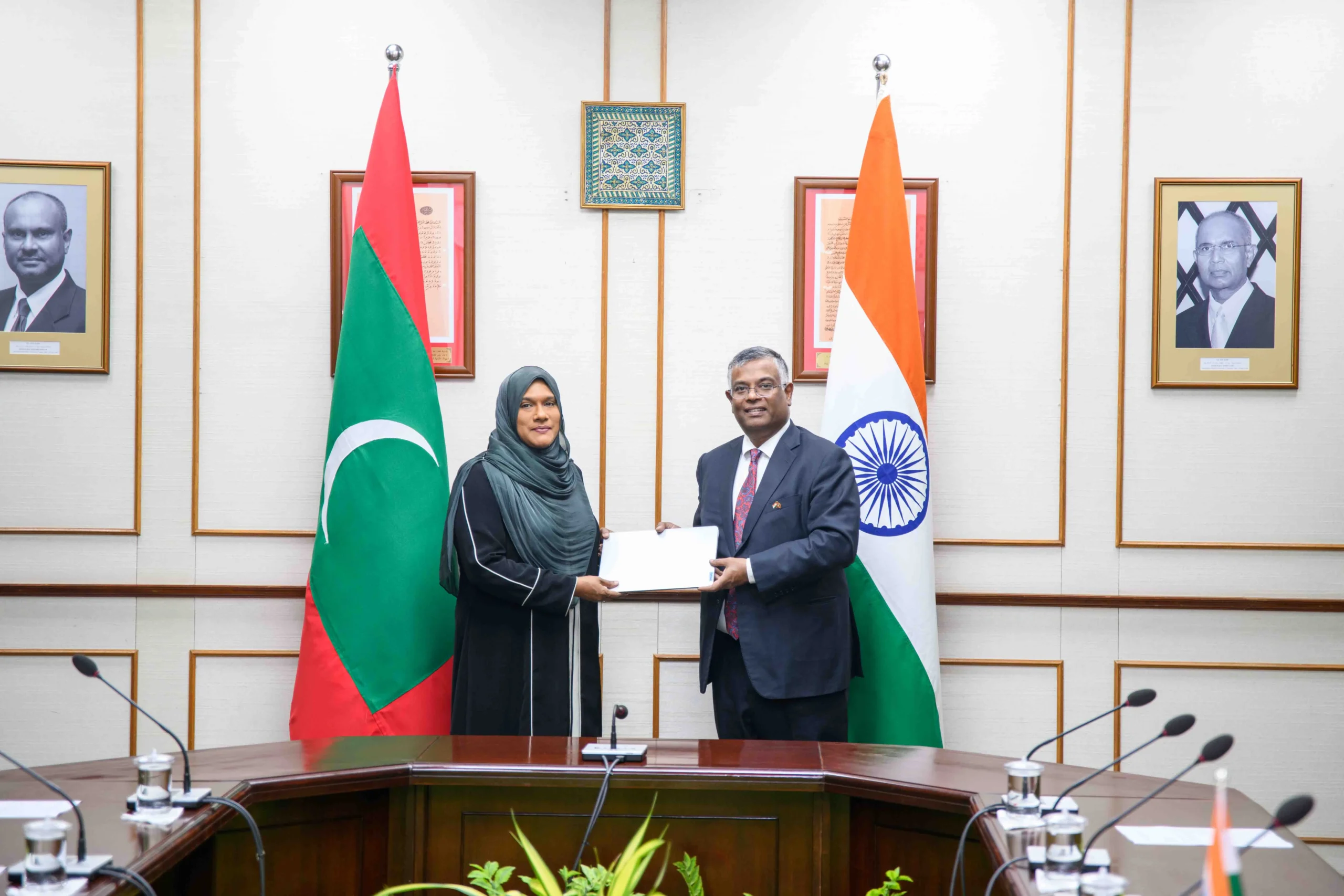 އިންޑިޔާގެ ހައިކޮމިޝަނުން ކައުންސިލަށް އަދި ހޮސްޕިޓަލްއަށް ލެޕްޓޮޕް ހަދިޔާކުރުން