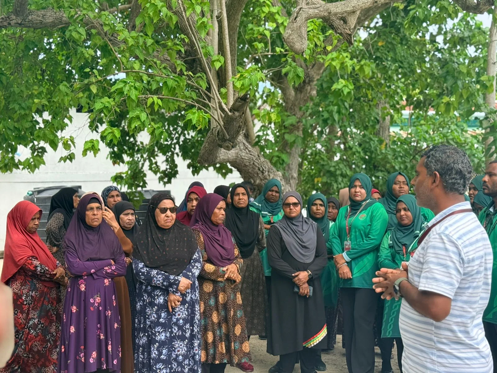 ރަށުގެ ބޮޑު ހަރަކާތަކަށް ތައްޔާރުވަނީ: ފަސްޓް ލޭޑީއާއި ވަފުދަށް ހޫނު މަރުހަބާއެއް ކިޔުމަށް ރައްޔިތުންނަށް އިލްތިމާސްކޮށްފި