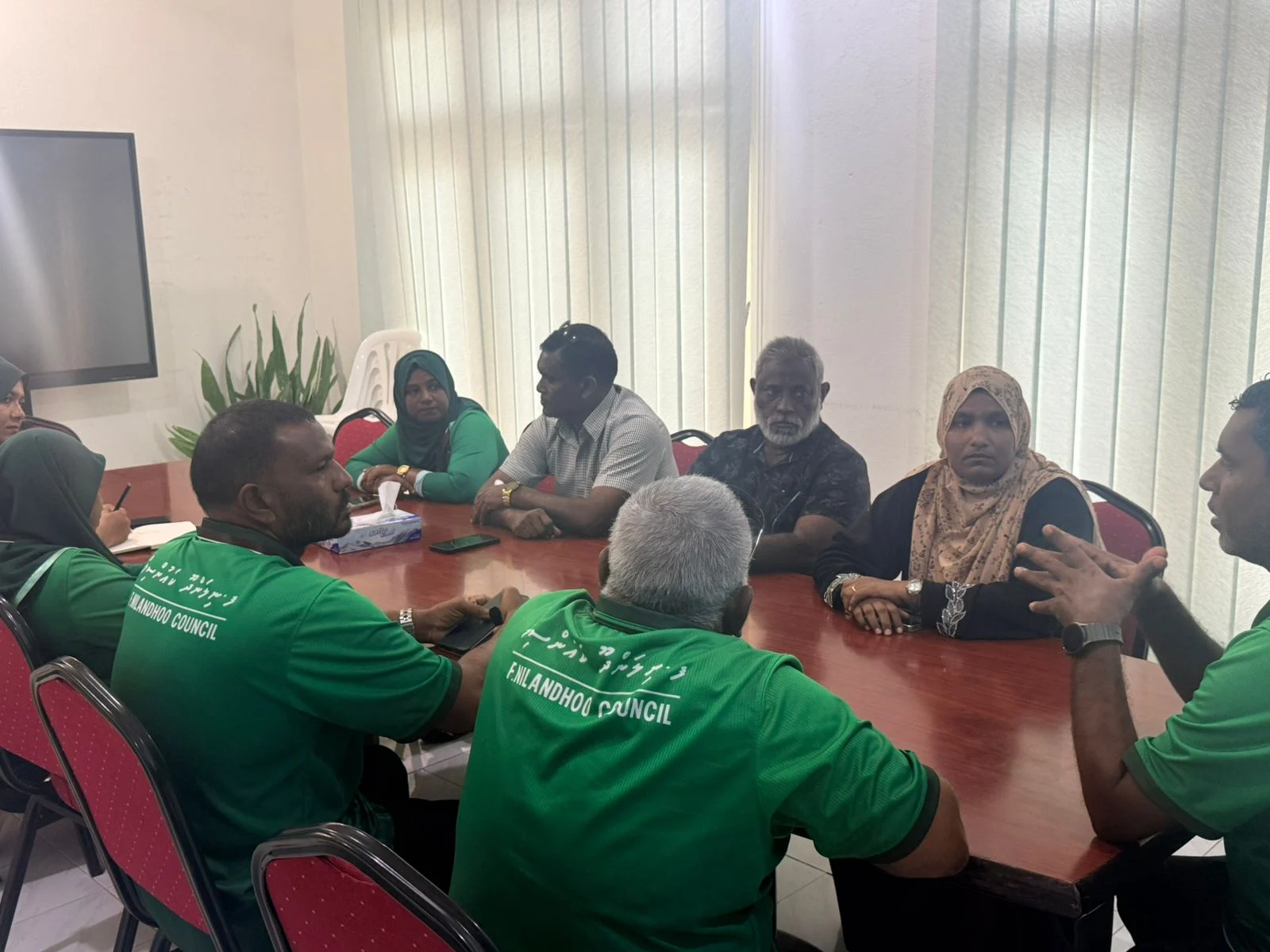 ފެނަކަ ނިލަންދޫ ބްރާންޗާއެކު އައު ކައުންސިލުން މުހިންމު ބައްދަލުވުމެއް ބާއްވައިފި: ފޯކަލް ޕޮއިންޓަކަށް ކައުންސިލް މެންބަރު ޝަފީޤް ހަމަޖައްސައިފި