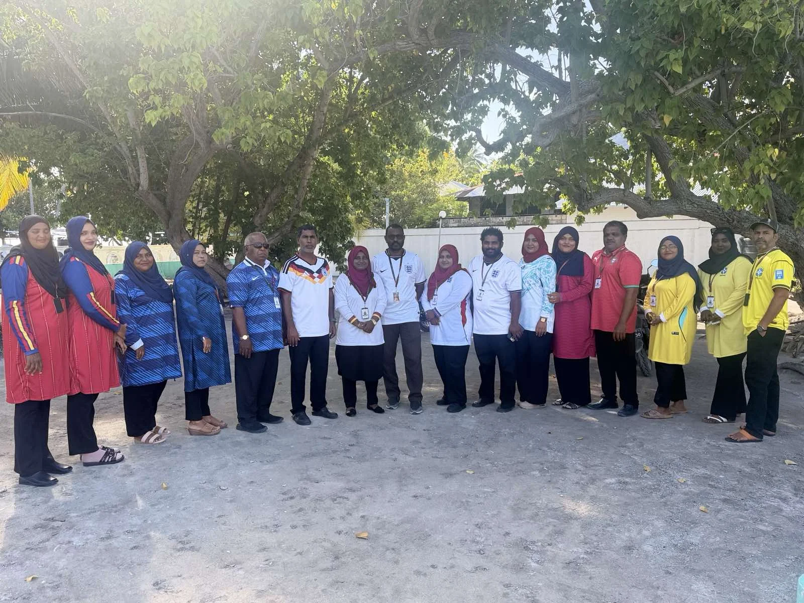 ވޯލްޑްކަޕް ފޯރި: އިދާރީ މުވައްޒަފުން އޮފީހަށް ނުކުތީ ސަޕޯޓުކުރާ ޓީމުތަކުގެ ޖާޒީގައި